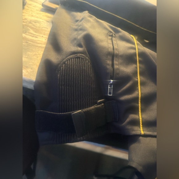 Ladies motorcycle riders jacket thick with cute yellow roses on the back - Picture 2 of 5